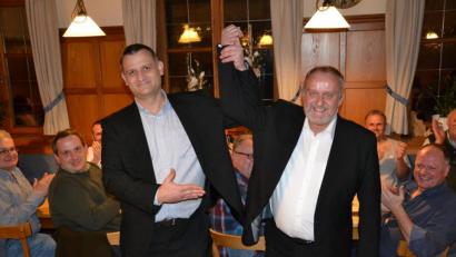 Archivbild: Christopher Dotzler
Schon bei der Wahl vor gut zwei Wochen ließ sich Anton Peter (stehend, rechts) feiern. Nun siegte er in der Stichwahl gegen Amtsinhaberin Alexandra Sitter.