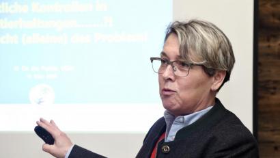 Bild: Petra Hartl
Fragen der Tierhaltung behandelt Dr. Iris Fuchs vom Veterinäramt Bayreuth in ihrem Vortrag bei der Milcherzeugergemeinschaft Sulzbach-Rosenberg.