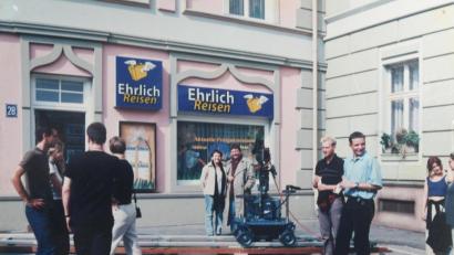 Repro: Gabi Schönberger
Dreh im September 1999 in Köln für Folge 733: NT-Redakteur Manfred Hartung (Fünfter von rechts) steht als Komparse vor dem Reisebüro von Erich Schiller in der „Lindenstraße“. Für den Fan ein ganz besonderes Erlebnis.