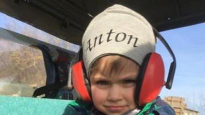 Bild: fvo
Der kleine Anton (im Bild) aus Ottenrieth hat sich über den Brief seiner Erzieherinnen „mega“ gefreut hat. Zur Abwechslung darf Anton zusammen mit Mama Stefanie mal „eine Runde am Lenkrad des Traktors“ drehen - danach verschwindet er schnell wieder im Haus.