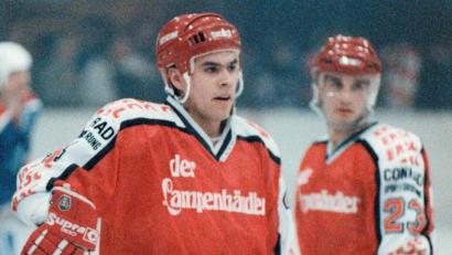 Bild: Hubert Ziegler
Vorlage Jack Bowkus (links), Tor Mike Morin (rechts) – oder umgekehrt. Zwei Jahre lang bildeten die beiden ein von den Fans des ERSC Amberg geliebtes und von den gegnerischen Verteidigern gefürchtetes Sturmduo.