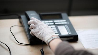 Symbolbild: Daniel Reinhardt/dpa
Das Coronavirus bringt viele Ängste und Sorgen mit sich. Wer jemanden zum Reden braucht, der kann sich auch an Pfarrer wenden. Anne Utz aus Eschenbach ermuntert deshalb dazu, ihre Telefonseelsorge zu nutzen.