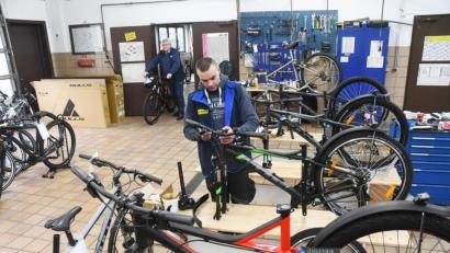 Bild: Gabi Schönberger
Den Reparaturservice darf Ralf Schramek (links) in seinem Fahrradgeschäft noch anbieten. Den erledigt Mitarbeiter Manuel Weigl, während sich die restlichen vier Mitarbeiter in Kurzarbeit befinden.