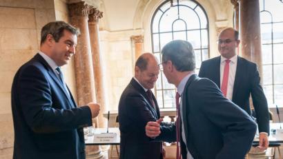 Bild: Peter Kneffel/dpa
Markus Söder, Ministerpräsident von Bayern (CSU), Olaf Scholz Bundesminister der Finanzen (SPD), Bernd Sibler, Staatsminister für Wissenschaft und Kunst (CSU), und Albert Füracker, Staatsminister der Finanzen, Landentwicklung und Heimat (CSU), begrüßen sich per Ellenbogen zu Beginn der Kabinettssitzung in der Bayerischen Staatskanzlei.