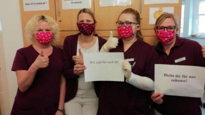 Bild: exb/Dr. Sabine Schultes
Ausgerüstet mit selbstgenähtem Mundschutz sorgen die Arzthelferinnen für ihre Patienten.