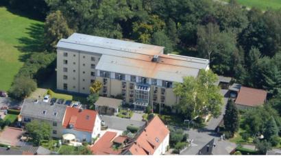 Luftbild: Michael Ascherl 
Im AWO-Seniorenheim Windischeschenbach sind sowohl Bewohner als auch Mitarbeiter mit dem Covid-19-Virus infiziert.