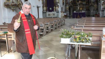 Bild: lg
Neue Wege des Palmbrauchs beschreitet man in Zeiten der Coronakrise: Stadtpfarrer Alfons Kaufmann weiht im leeren Gotteshaus die Palmbüschel, die von Mitgliedern des Katholischen Frauenbundes gebunden wurden.