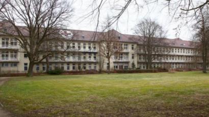 Bild: Petra Hartl
Ob das alte Bundeswehrkrankenhaus im Notfall reaktiviert werden könnte? Diese Frage stellten in den vergangenen Tagen einige Bürger. Allerdings ist der ehemalige OP-Trakt mittlerweile stillgelegt.