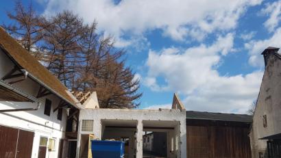 Bild: gi
Die Gemeinde Moosbach hat mit dem Abbruch der Nebengebäude des Weiß-Anwesens damit begonnen, die Zufahrt vom Marktplatz zum Pflegeheim zu schaffen.