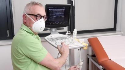 Bild: Gabi Schönberger
Dr. Thomas Bäumler trägt bei den Ultraschalluntersuchungen Mundschutz.