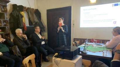 Bild: Katja Stiegler
Projektleiterin Ilona Hunsperger stellte die Inhalte des Projekts „Jan Hus entlang der Goldenen Straße“ vor. Zuvor berichteten 1. Vorsitzender Alfred Wolf (2.v.l.) über die Arbeit des Vereins Via Carolina – Goldene Straße e.V. und Rainer Christoph (links), Leiter der Arbeitsgruppe Goldene Straße, über die Bedeutung des Jan Hus.