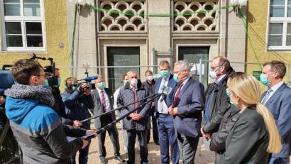 Bild: Würth, Wolfgang
Innenminister Joachim Herrmann (Fünfter von rechts) tritt mit Weidens Oberbürgermeister Kurt Seggewiß, Kliniken-Vorstand Thomas Egginger, und dem Neustädter Landrat Andreas Meier vor die Presse.