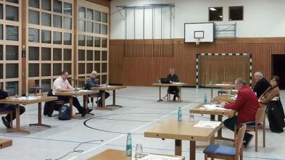 Bild: Markt Fuchsmühl/ exb
Zum ersten Mal tagte der Marktrat in der Mehrzweckhalle. Leer aber blieben die Tische für die SPD und Freien Wähler, die bereits im Vorfeld angekündigt hatten, der Sitzung fern zu bleiben.