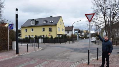 Bild: Sonja Kaute
Das Schild „Vorfahrt gewähren“ an der Kreuzung Königsberger Straße/Stockerhutweg nahe der Europa-Berufsschule, auf das Paul Hartmann zeigt, sorgt seiner Aussage nach in Kombination mit dem Schild „Ende der Spielstraße“ für eine nicht eindeutige Vorfahrtsregelung. Stadt und Polizei widersprechen dem Fahrlehrer.