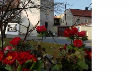 Archivbild: Stadtmarketing/exb
Auch trotz Corona-Pandemie werden in der Kreisstadt traditionell sechs Osterbrunnen geschmückt, wie hier am Deschplatz. Heuer wird die Dekoration allerdings spärlicher ausfallen müssen.
