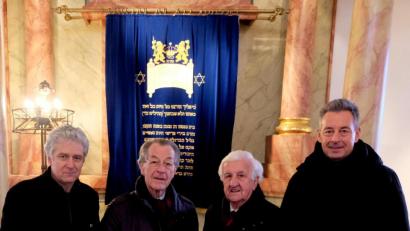 Bild: le
Im Februar besuchte Franz Müntefering (Zweiter von links) mit Robert Lindner, Fred Lehner und Jochen Staschewski die Flosser Synagoge. Jetzt gratulierte er Lindner zum Wahlerfolg.