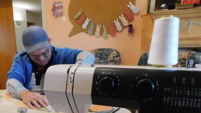 Bild: fjo
In den eigenen Räumen läuft im Seniorenhaus die Herstellung von Mundschutz und Gesichtsmasken.