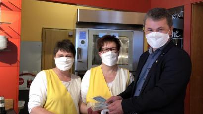 Bild: Ulrike Meixner/exb
Auch in Bäckereien im Stadtgebiet schaute Bürgermeister Martin Birner vorbei, um die Mitarbeiter mit Schutzmasken auszustatten.