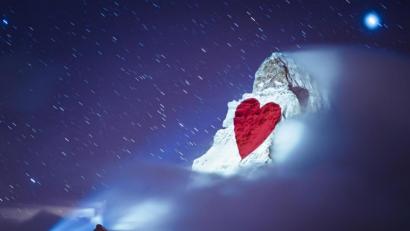 Bild: Valentin FlauraudKEYSTONE/dpa 
Auf den Berg Matterhorn wird vom Schweizer Lichtkünstler Gerry Hofstetter ein Herz projiziert.