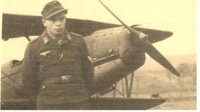 Repro: u
Franz Gebhard 1942 vor einer Gotha (Kurzbezeichnung Go-145). Auch wenn es in Hirschau immer wieder erzählt wurde: Er landete nicht mit einem „Fieseler Storch“ am Dienhof, sondern – zusammen mit Feldwebel Karl Müller - mit einer Go-145.