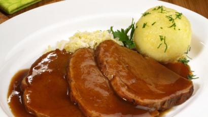 Symbolbild: ExQuisine - Fotolia
Nette Worte und Schweinsbraten als Futter für die Seele.