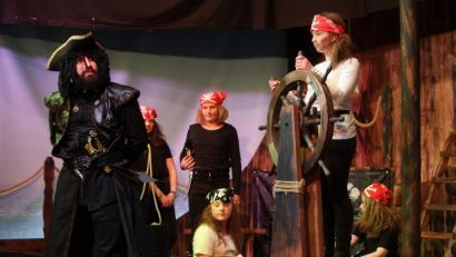 Archivbild: wro
Noch vor wenigen Wochen ahnte keiner von der Laienspielgruppe, dass die Arbeit für unbestimmte Zeit ruhen würde. Beim zuletzt gezeigten Kindermusical „Claus und der Klabauter“ wirkte auch Vorsitzender Alexander Derwart als Freibeuter-Kapitän mit.