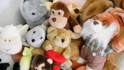 Bild: Bodo Marks/dpa
Kuscheltiere eignen sich super für ein lustiges Spiel im Kinderzimmer.