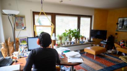 Bild: Sebastian Gollnow/dpa
Eine Frau arbeitet mit Hörschutz im Homeoffice. Um die Ausbreitung des Coronaviruses zu verlangsamen, arbeiten viele Arbeitnehmer und Arbeitnehmerinnen von zu Hause aus.