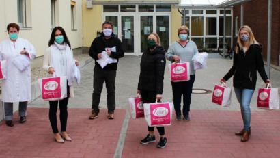 Bild: Kliniken Nordoberpfalz AG, Michael Reindl/exb
In Tirschenreuth wurden Atemschutzmasken für die Patienten und eine Brotzeit für die Mitarbeiter überreicht. Elisabeth Eißner, Ärztliche Direktorin der Region Nord/West, Krankenhausleiterin Claudia Kost (von links) und Renate Lindgens (Pflegedienstleitung, Zweite von rechts) dankten der Agentur Gerhard Bauer sowie dem Backhaus Kutzer für die Unterstützung.