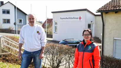 Bild: njn
Ein exakter Abstand von eineinhalb Metern. Der FC-Bayern-Fanclub mit zweiten Vorsitzenden Franz Bauer jun. (links) unterstützt den Einkaufsdienst des BRK mit 500 Euro. Gruppenleiterin Monika Stahl (rechts) dankte - natürlich ohne Händeschütteln - von ganzem Herzen.