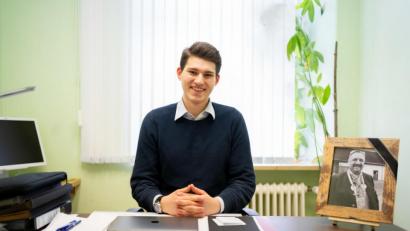 Bild: Nicolas Armer/apa
Der mit 19 Jahren jüngste amtierende Bürgermeister Bayerns, Kristan von Waldenfels (CSU), sitzt in seinem Büro im Lichtenberger Rathaus. Neben ihm steht ein Porträt des Mitte Februar verstorbenen Vorgängers Holger Knüppel (CSU).