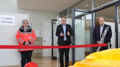 Bild: Wolfgang Steinbacher
Stadt und Landkreis haben im ACC ein gemeinsames Corona-Testzentrum eingerichtet. Es gehe darum, Kräfte zu bündeln und Arztpraxen sowie Krankenhäuser zu entlasten, betonten (von links) BRK-Chefarzt Dr. Michael Scherer, Oberbürgermeister Michael Cerny und Landrat Richard Reisinger, die die Einrichtung am Dienstagvormittag der Öffentlichkeit vorstellten.