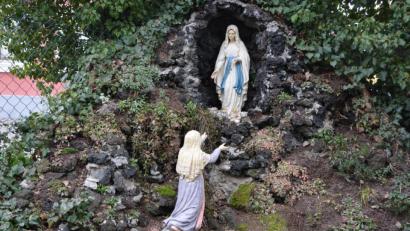 Bild: jr
Diese Lourdesgrotte hat Theres Neumann einst im Garten bei ihrem Geburtshaus bauen lassen. Verwendet wurden dabei auch Original-Steine aus der Grotte von Lourdes, die ein englischer Arzt persönlich nach Konnersreuth gebracht hatte. Pater Benedikt Leitmayr will Konnersreuth am Donnerstagabend unter den Schutz des Unbefleckten Herzens Mariens stellen.