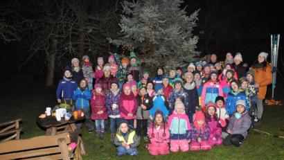 Archivbild: ak
Ein Bild aus aktiven Tagen: Die Mädchen und Buben des Kinderturnens nach der Fackelwanderung 2019.