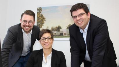 Bild: exb/Sven Lehner
BRK-Kreisgeschäftsführer Holger Schedl (rechts) und sein Stellvertreter Sven Lehner (links) auf Stippvisite bei Martina Fuhrmann (Mitte), der Leitung der neuen BRK-Kindertageseinrichtung in Tirschenreuth, die derzeit an den Details des Konzeptes für die Reggio-inspirierte Einrichtung arbeitet.