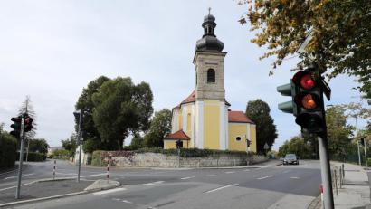 Bild: Wolfgang Steinbacher
Dieses Bild gehört bald der Vergangenheit an. An dieser Stelle der Sebastianstraße, die nach links in die Kennedystraße und Richtung Albert-Schweitzer-Straße einmündet, entsteht ab Dienstag ein neuer Kreisverkehr.