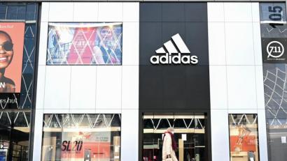 Bild: Arne Dedert
Eine Frau geht an einem Adidas-Store vorbei. Foto: Arne Dedert/dpa