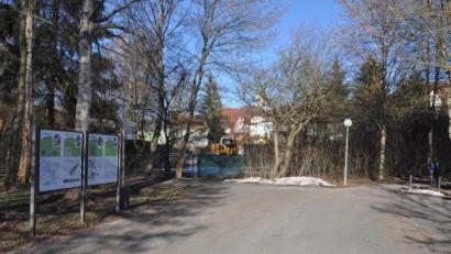 Bild: ws
Auf den freien Fläche vom Großparkplatz Richtung Ringstraße soll der vierte Kindergarten der Kreisstadt bestehen. Als Betreiber hat sich die Stadt für das Rote Kreuz entschlossen.