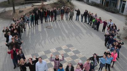 Bild: Ovigo-Theater/exb
Es wird noch einige Zeit vergehen, bis sich die Mitglieder des "Ovigo"-Theaters wieder für so ein Ensemble-Foto aufstellen können. Das Coronavirus bremst die Theatermacher vorerst in ihrem Elan aus und verordnet ihnen eine Spielpause.