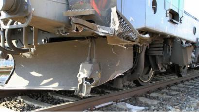 Bild: Bundespolizei/exb
Durch den Zusammenstoß mit der Baggerschaufel wurde die Lokomotive des Güterzuges beschädigt.