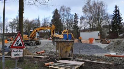 Bild: szl
Die Firma Bäuml Bau aus Tirschenreuth ist gerade dabei, das Fundament für den vierten Kindergarten vorzubereiten.