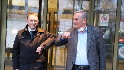 Bild: Stefan Zaruba
Geschafft: Einen kleinen Moment der Freude inmitten der Corona-Krise gibt es dann doch für Oberbürgermeister Kurt Seggewiß und dessen Nachfolger im Amt, Jens Meyer (links), beide SPD.