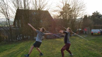 Bild: gsp
Speerwurftraining von Benedikt (links) und Magdalena Müller im heimischen Garten in Krumbach.