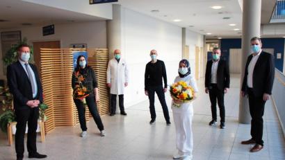 Bild: exb
Dr. Bernd Hornbacher (Mitte) ist neuer Chefarzt der Frauenklinik am Klinikum Weiden. Vorstand Dr. Thomas Egginger (rechts), Personalleiter Martin Neuhaus (Zweiter von rechts), Prof. Anton Scharl (Dritter von links) und Krankenhausleiter Dietmar Eine (links) begrüßen ihn und die neue Leitende Oberärztin Dr. Annette Lechler (Zweite von links) sowie Oberärztin Lana Majeed.