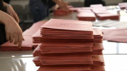 Bild: Petra Hartl
Rein äußerlich unterscheiden sich die (Briefwahl-)Umschläge und die darin steckenden Stimmzettel überhaupt nicht. Doch oft wird nach der Auszählung deutlich, dass manche Stimmen ein größeres Stimmgewicht haben als andere..