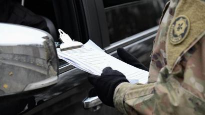 Symbolbild: Spc. Denice Lopez/exb
Als vorbeugende Massnahme befragen US-Soldaten jeden bei der Einfahrt ins US-Kasernengelände über den Gesundheitszustand, sowie ob Reisen oder Kontakt mit infizierten Personenkreisen stattgefunden haben.