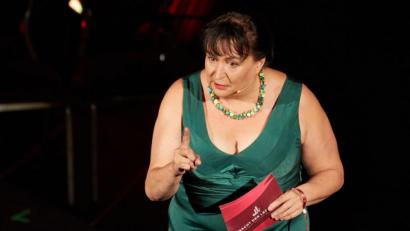 Archivbild: Georg Wendt/dpa
Die Musik-Kabarettistin Lizzy Aumeier auf der Bühne.