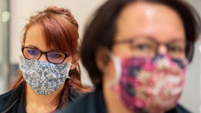 Bild: Robert Michael/dpa
Mitarbeiterinnen in einem Supermarkt tragen Schutzmasken.