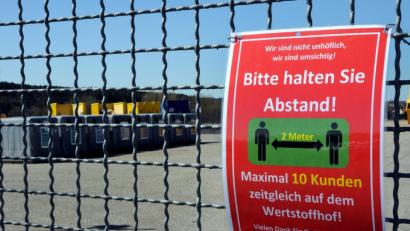 Bild: Stephan Huber
Abstand halten, auch auf dem Wertstoffhof - wegen des Corona-Infektionsrisikos.