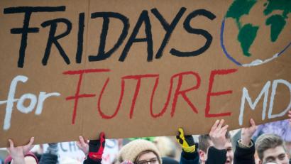 Archivbild: Klaus-Dietmar Gabbert/dpa
„Fridays for Future“ ist auf dem Schild mehrerer Schüler zu lesen.